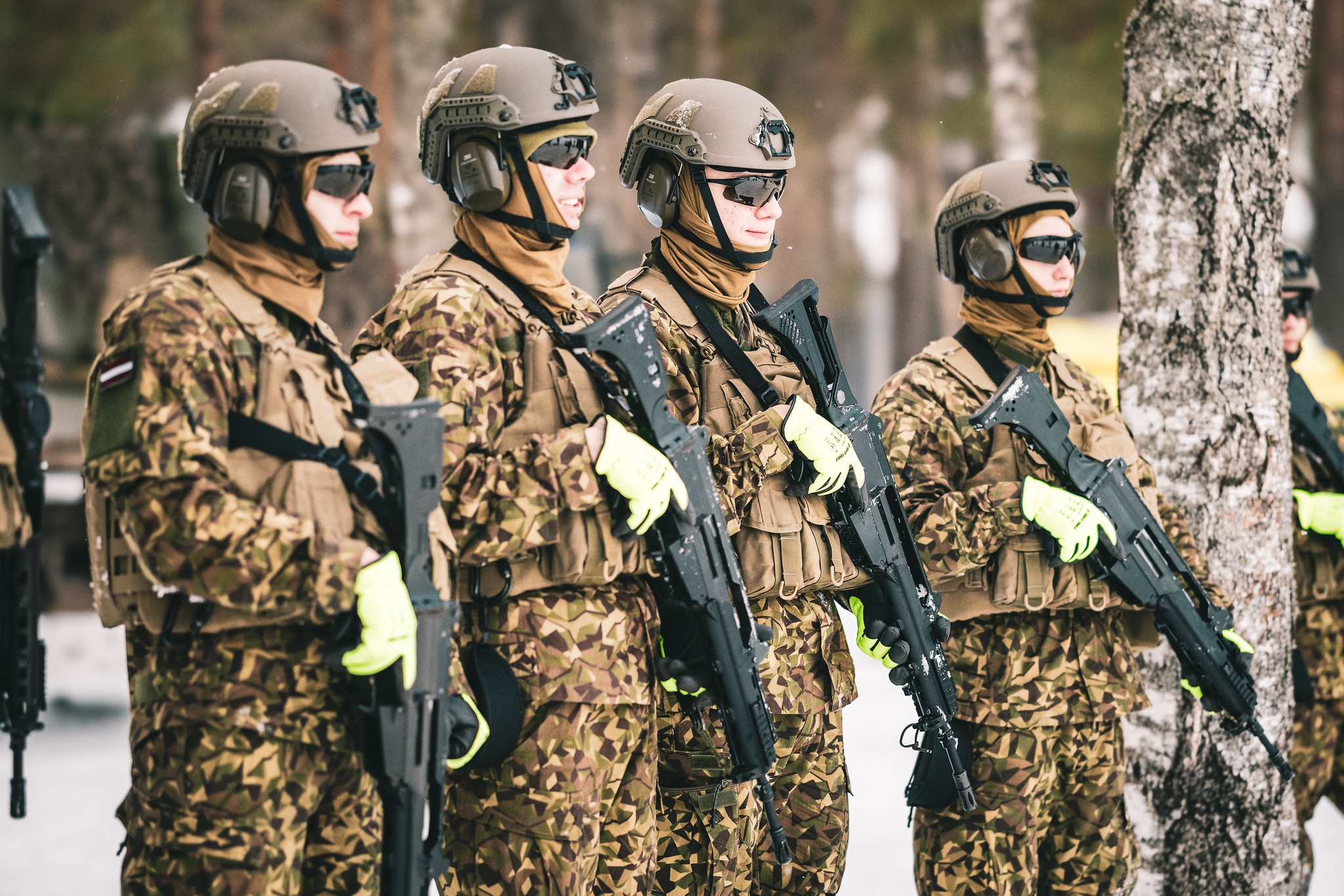 Valsts aizsardzības dienesta jaunieši mežā