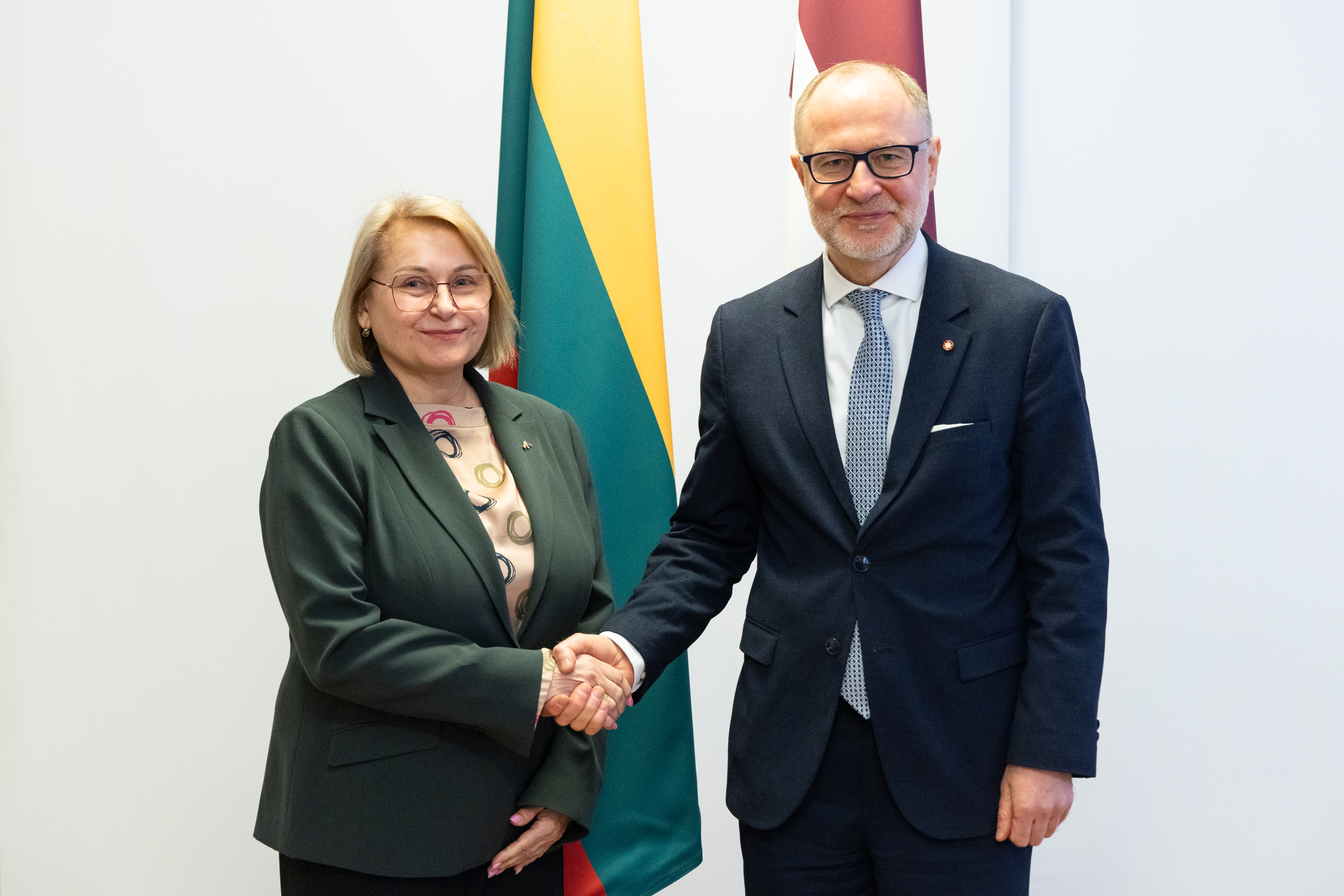 Aizsardzības ministrs iepazīšanās vizītē uzņem Lietuvas vēstnieci