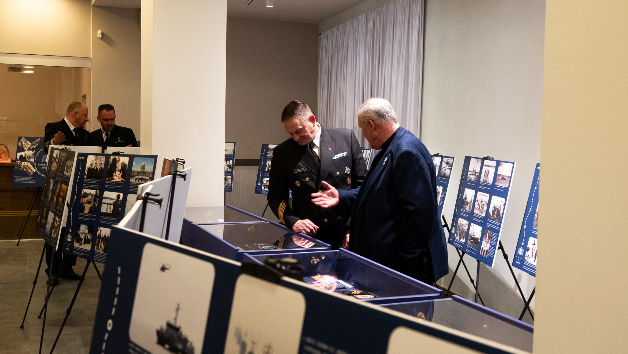 Liepājā atklāta Jūras spēku vēsturei veltītu foto izstādi