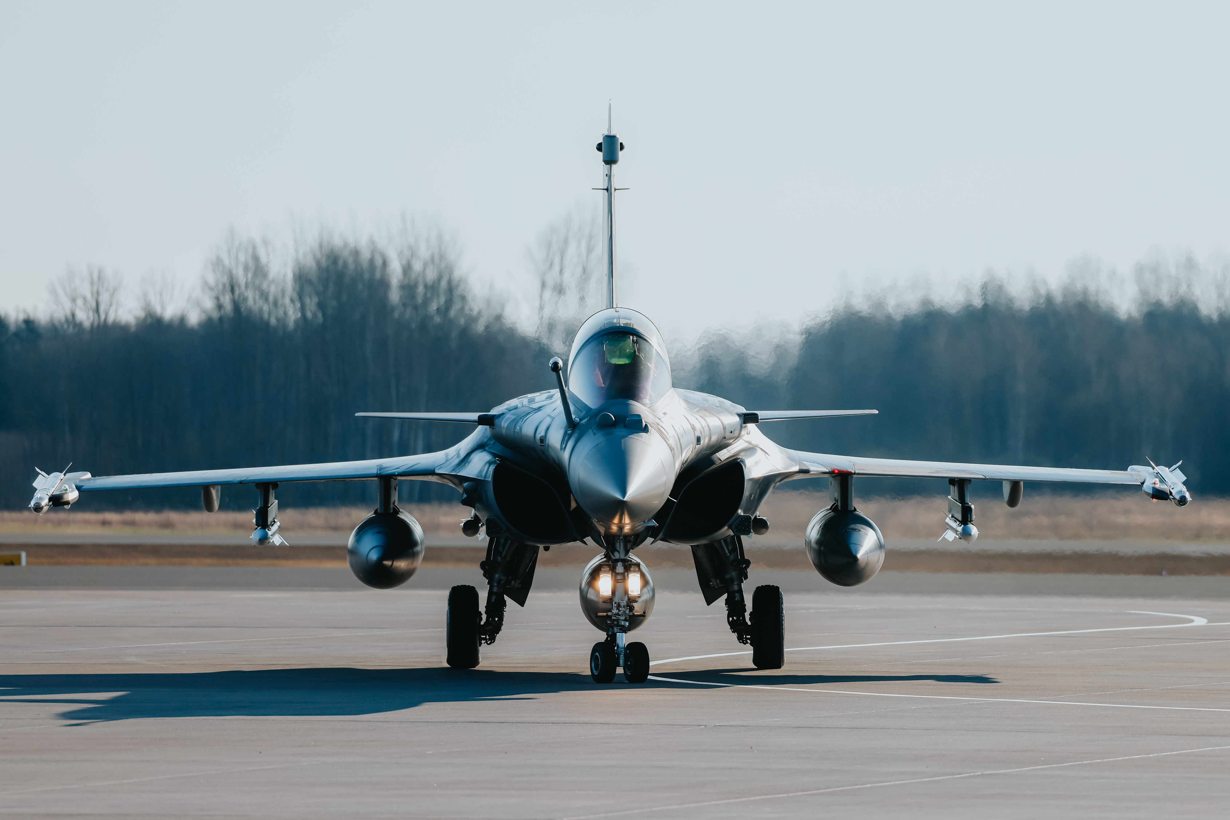 Militārajā bāzē “Lielvārde”, demonstrējot NATO klātbūtni reģionā, nolaidušies Francijas iznīcinātāji “Rafale”