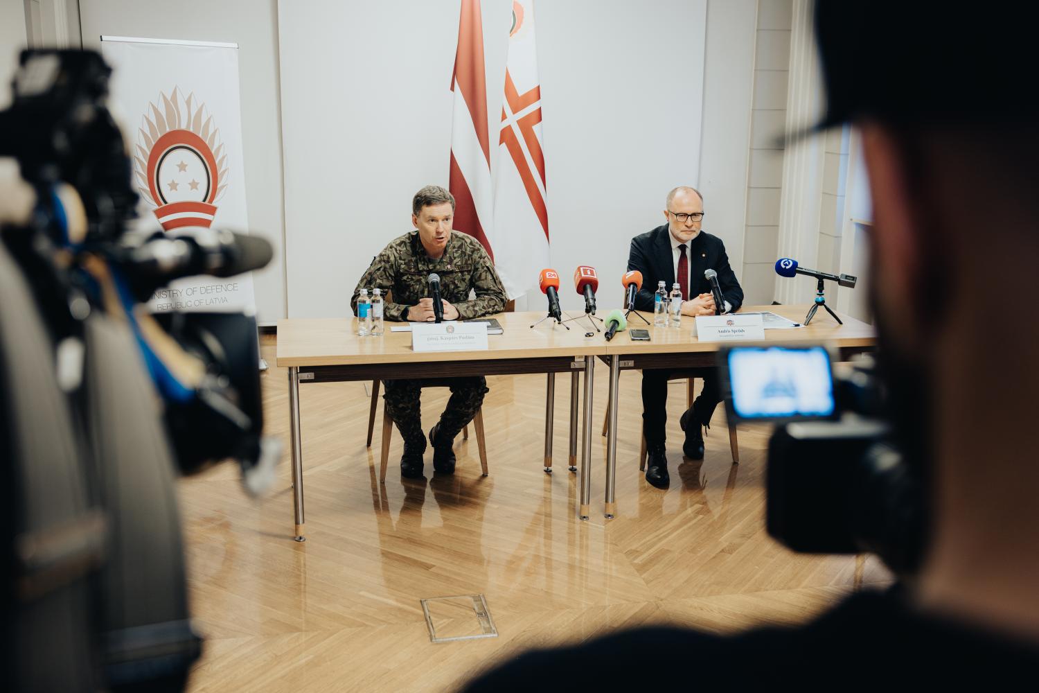 Aizsardzības ministrs un Nacionālo bruņoto spēku komandieris informē par nozares aktualitātēm