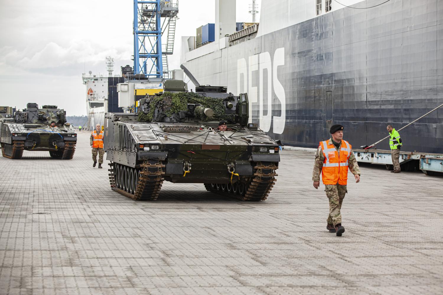 Rīgas ostā ierodas ievērojams skaits Dānijas militārās tehnikas vienību