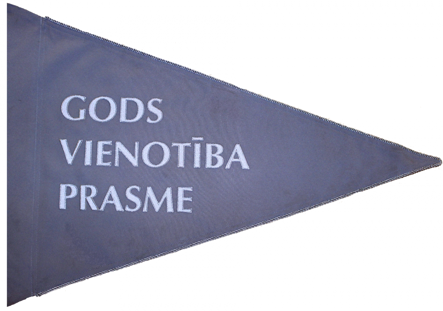 Standarts ir trīsstūra formā, zilā krāsā ar sudraba maliņu, centrā ir rakstīts "GODS VIENOTĪBA PRASME".