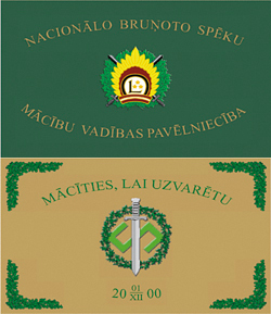 Bildē redzams Mācību vadības pavēlniecības karoga averss (labā puse) un reverss (kreisā puse).