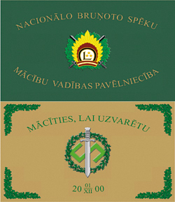 Bildē redzams Mācību vadības pavēlniecības karoga averss (labā puse) un reverss (kreisā puse).