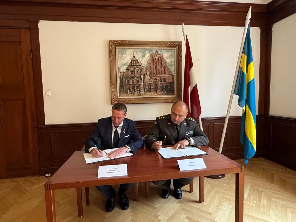 Latvija ar Zviedriju paraksta nodomu vēstuli par “Archer” 8x8 artilērijas sistēmu piegādi Nacionālajiem bruņotajiem spēkiem