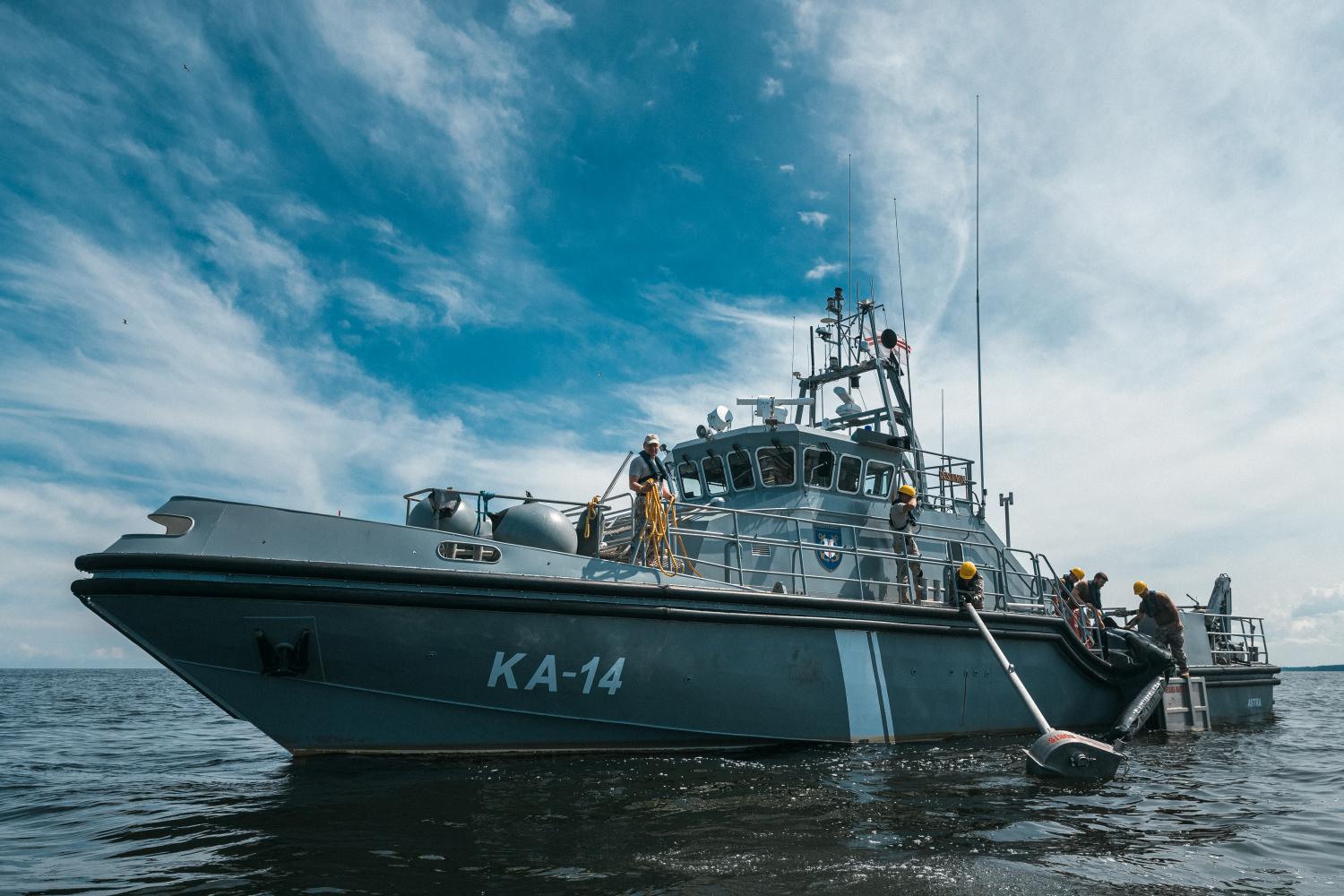 Ņaftas savākšanas tehnikas izmēģinājums jūrā uz krasta apsardzes kuģa KA - 14 "Astra"