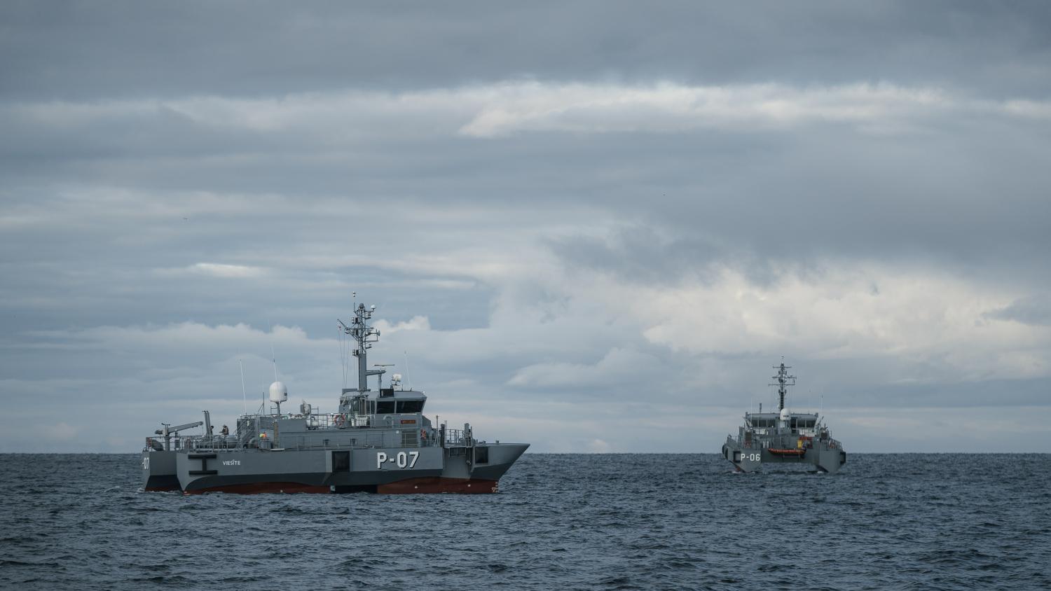 Patruļkuģi P-07 "Viesīte" un P-06 "Cēsis" jūrā