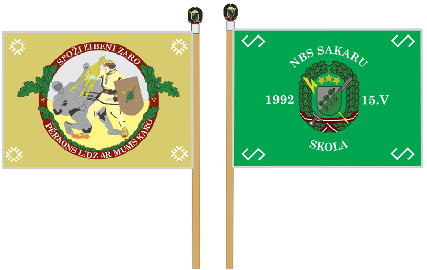 Bildē redzams Sakaru skolas karoga averss (labā puse) un reverss (kreisā puse).