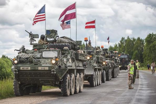 Latvijā ierodas ASV militārā tehnika dalībai mācībās “Saber Strike 22” 