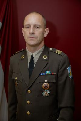 TRNC virsseržants štāba virsseržants Artūrs Cvirko ikdienas formastērpā uz Latvijas karoga fona