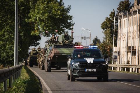 Kā rīkoties autovadītājam, ja tuvojas militārā transporta kolonna