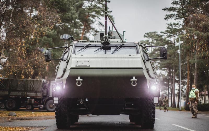 Ādažu bāzē notika pirmo četru jauno “Patria” 6x6 bruņumašīnu svinīgā pieņemšana