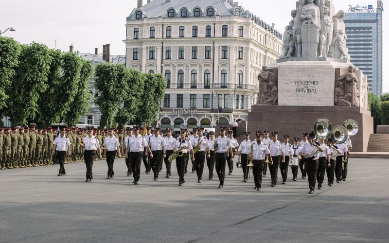 Militārajai policijai 25 svētku gājiens