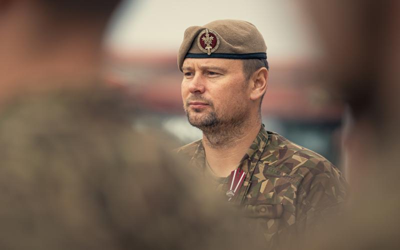 Aizsardzības ministrija aicina Latvijas iedzīvotājus pie apģērba piespraust sarkanbaltsarkano lentīti 