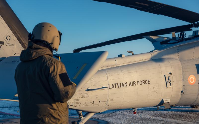 Gaisa spēki saņēmuši pirmos divus jaunos helikopterus “Black Hawk”